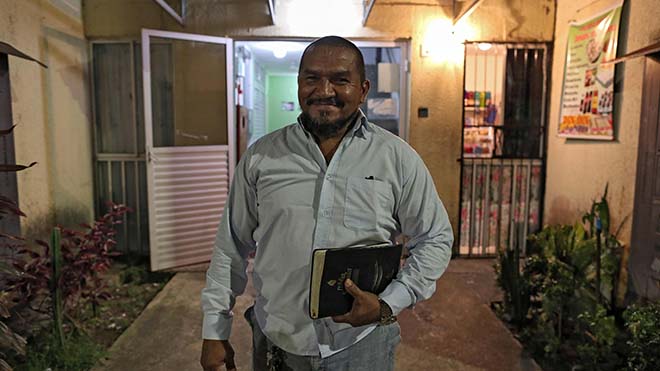 القس الإنجيلي البرازيلي Izaias Nascimento ، 47 عامًا ، يقف خارج منزله في ماناوس